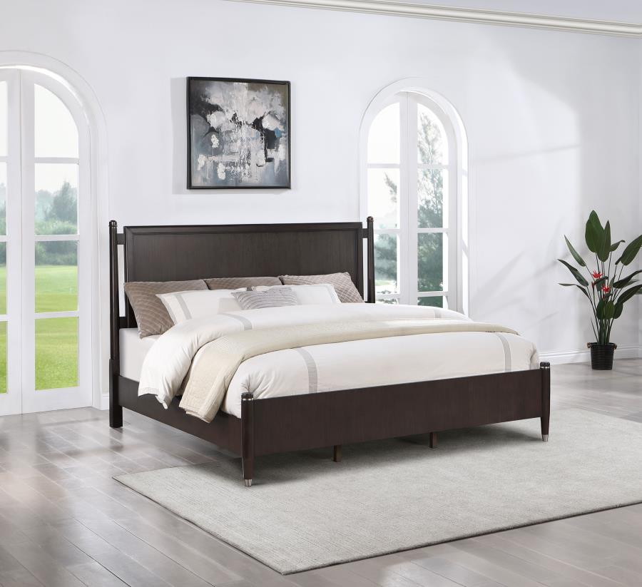 Emberlyn Wood Queen Poster Bed Brown view 3